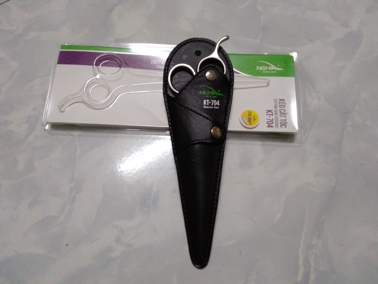 Kéo cực tốt, bén ngọt và cầm dễ dàng thao tác, ban đầu mua vì THƯƠNG HIỆU KIỀM NGHĨA của VN, mua dùng xong thấy đáng đồng tiền bát gạo, thấy hơi có tí tự hào... lần đầu cắt tóc cho cục vàng hơi xấu, tay còn rung rung cứng đơ, ảnh thì cọ quậy ngứa ngáy... cắt dần dần giờ tay nghề cũng kha khá.