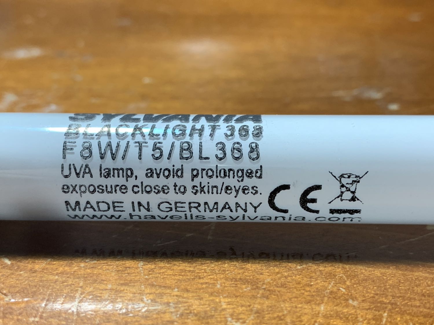 Tôi rất thất vọng về việc người bán sản phẩm này cung cấp thông tin không minh bạch.

Cụ thể: Bóng đèn diệt côn trùng 8W này được giới thiệu là bóng đèn thương hiệu Đại Sinh, xuất xứ nhập khẩu trực tiếp từ Hà Lan. Tuy nhiên, bộ 2 bóng đèn mà tôi nhận được khi đặt mua lại có tên thương hiệu là Sylvania, và trên bóng đèn lại ghi là Made in Germany, nghĩa là Sản xuất tại Đức. Vậy nghĩa là sản phẩm này không hề có xuất xứ Hà Lan. 

Nếu là bóng đèn Made in Germany thật thì đương nhiên là rất tốt. Tuy nhiên, địa chỉ website ghi trên bóng đèn là "www.havells-sylvania.com" lại là 1 địa chỉ website không có thật, không hề truy cập được. Vì thế, tôi rất nghi ngờ về việc bóng đèn này có sản xuất tại Đức thật không?

Như vậy, rõ ràng là có sự gian dối trong việc cung cấp thông tin về sản phẩm.

Theo quan sát của tôi, gía bán của sản phẩm này cao hơn rất nhiều loại bóng đèn diệt côn trùng khác trên thị trường. Khi tôi mua sản phẩm combo 2 bóng đèn này, giá bán là 2*** VND (chưa tính phí vận chuyển) - hiện tại thì giá thậm chí đã tăng lên 249.000 VND. 

Tuy nhiên, mặc dù giá cao, tôi vẫn quyết định mua sản phẩm này vì tôi tin tưởng đây là sản phẩm Hàng chính hãng Hà Lan (theo như giới thiệu). 

Tôi vô cùng thất vọng.