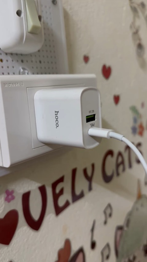 Sạc vào pin rất nhanh, có 2 cổng để sử dụng rất tiện lợi. Đáng đồng tiền bát gạo.