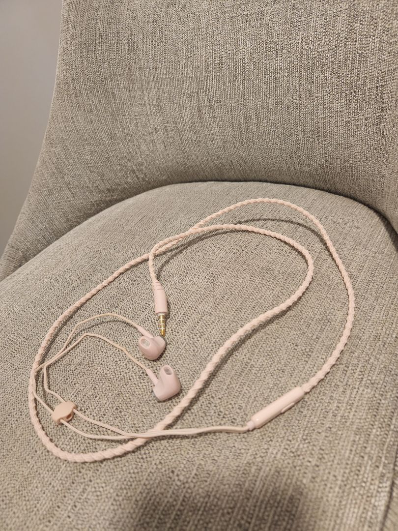 Tai nghe chất lượng ổn với tầm giá, mic đàm thoại cũng khá ok, mình dùng cả nghe nhạc và họp online đều không có vấn đề gì dù chất lượng âm thanh không quá xuất sắc. Màu hồng pastel xinh, phần nhét tai giống tai nghe iphone trước đây.