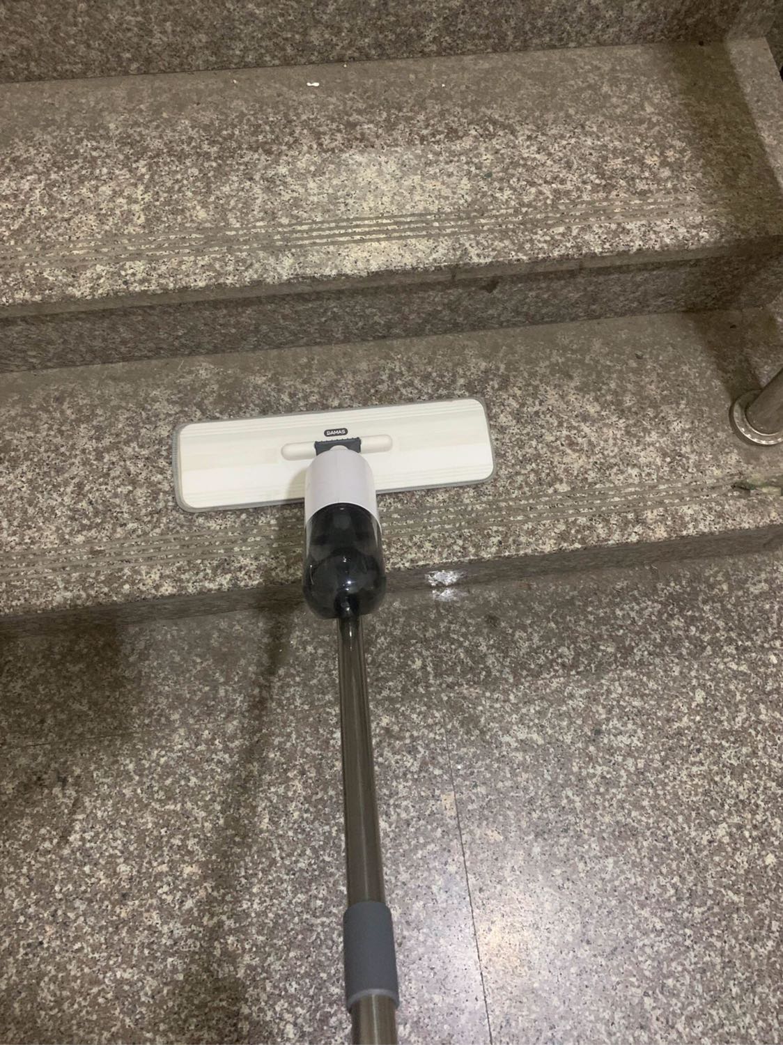 Lau cầu thang đỡ phải bê cái thùng theo nè, tiện lợi bao nhiêu. 10đ không có nhưng