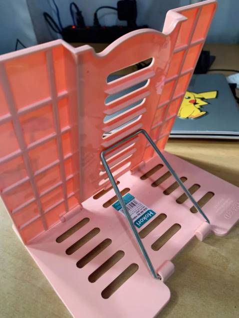 Màu hồng mình thích. Giá đỡ nhẹ nhưng chắc chắn. Dùng để sách điện thoại ok. Hài lòng với sản phẩm