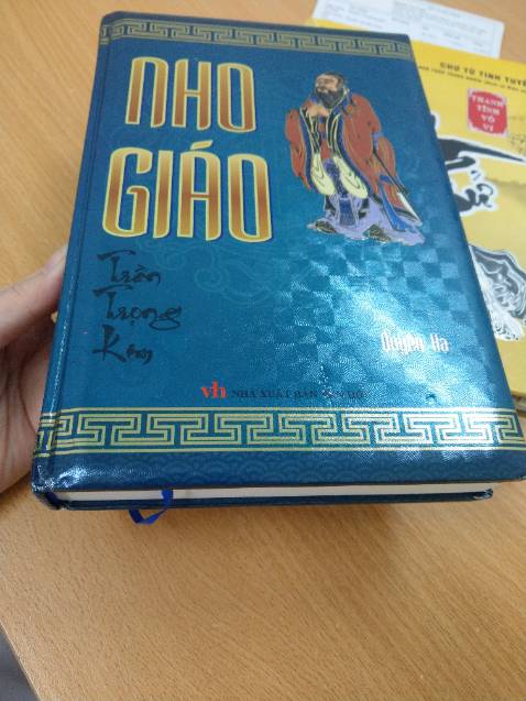 Đóng gói quá tệ. Bìa bị rách, giao hàng lâu