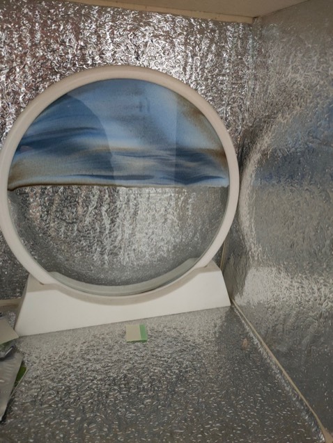 Ảnh mk chụp vội nên hơi mờ xíu, tuy nhiên có em tranh cát này mỗi khi lm việc căng thẳng nhìn em nó cũng đỡ stress, mk đặt ngay trên bàn lm vc để ngắm nhìn em nó mỗi khi chạy dealine của sếp 🤪🤪