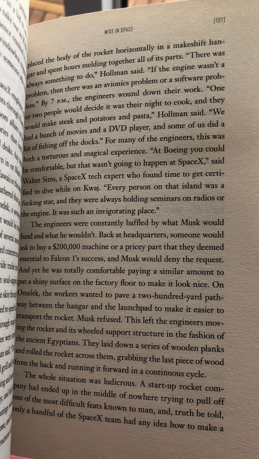 Sách nhẹ, giấy vàng, nguyên seal.
Giá tốt, mình mua với giá ưu đãi siêu tốt.
Fahasa đóng gói tạm ổn, giao hàng trong vòng 1 tuần.