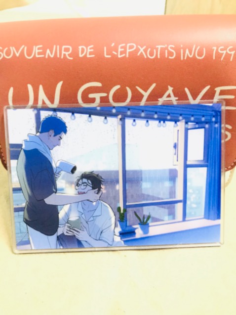 Mạc dù ko có bọc xốp nhưng bằng cách thần kì nào đó, khung standee acrylic ko bị làm sao hêt, sách cũng an toàn về tới nhà. Rất tốt