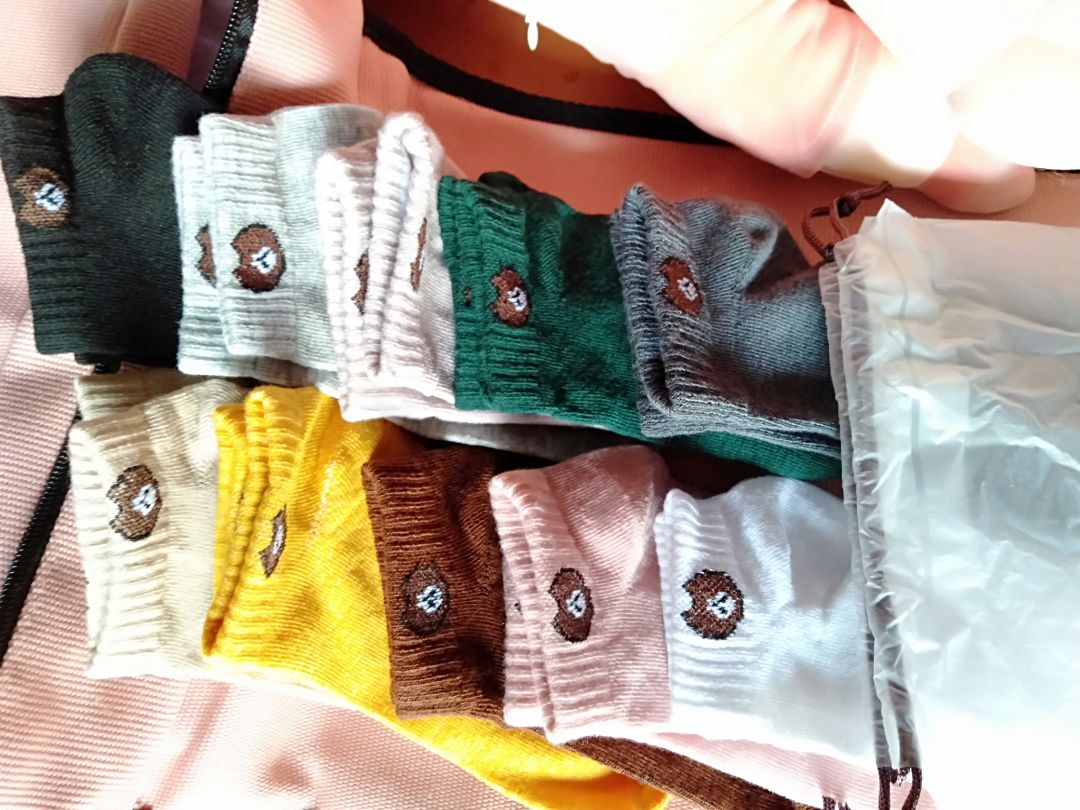 Thật sự là ưng lắm luôn. Hàng giao đầy đủ mà giá rẻ, đẹp, lên màu cũng ổn nữa, có túi đựng gọn gàng xinh xinh :333 toẹt dời !!! cảm ơn shop nhiều nhaaaaaa