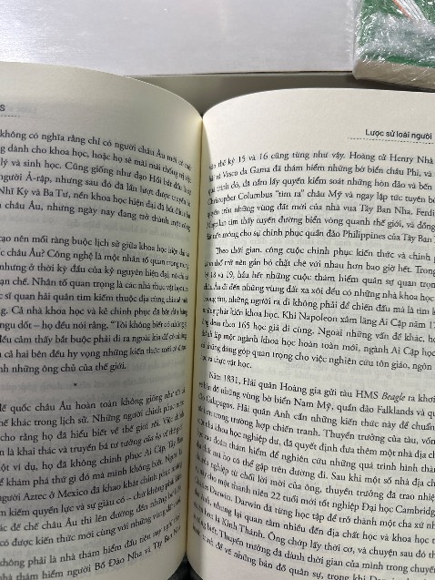 Lần đầu mua sách trên tiki. Săn được giá sale 10.10 khá ổn. Giao hàng nhanh. Có hộp đẹp. Tuy nhiên không bọc chống sốc. Sách nhận đẹp. Chất lượng giấy in và chữ tốt. Chưa đọc nên chưa nhận xét về nội dung sách nhưng đã đọc review và thấy phản hồi tốt.