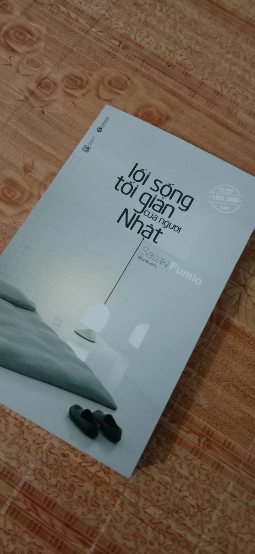 Dù dịch bênh nhưng Tiki giao hàng rất nhanh. Vỏ bìa bên ngoài có mùi gỗ hơi khó chịu xíu, có lẽ bị ẩm do thời tiết 😥😥😥 Nhưng sách bên trong vẫn rất phẳng phiu, sạch sẽ, không bị sao cả. Hơi bùn xíu vì sách không có bookmark nhưng thui vẫn 5 ⭐ ủng hộ Tiki nhaaaa 😘😘😘