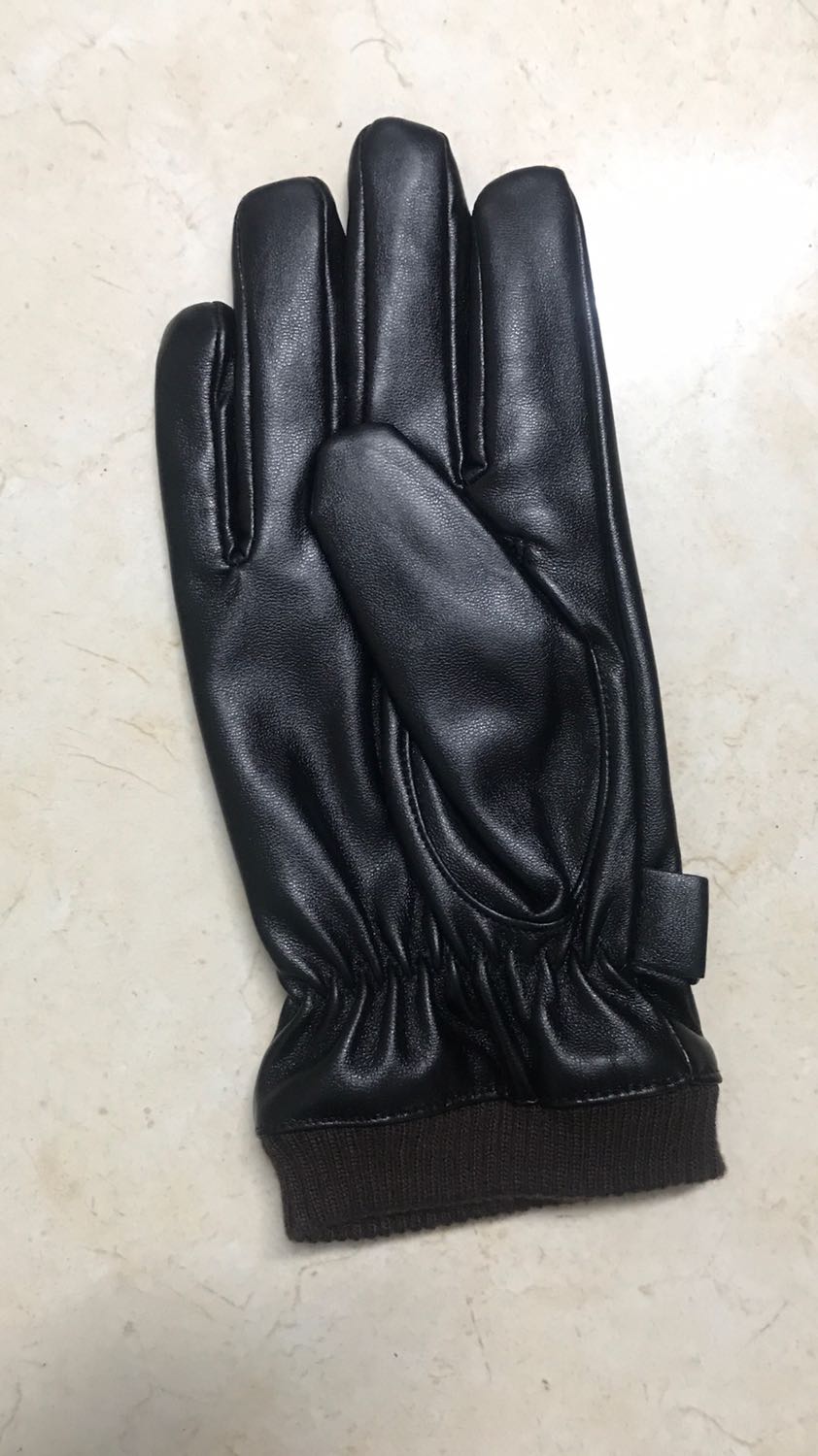 Găng tay da ấm áp. Mua về đúng đợt rét đầu mùa dùng thích ghê. Đi mưa khá ổn không sao cả. Lớp lông bên trong làm găng tay mềm mại dễ chịu. Da co giãn tốt đeo cũng rất thoải mái nữa ý. Sản phẩm tốt đánh giá 5 sao. Cảm ơn shop và tiki