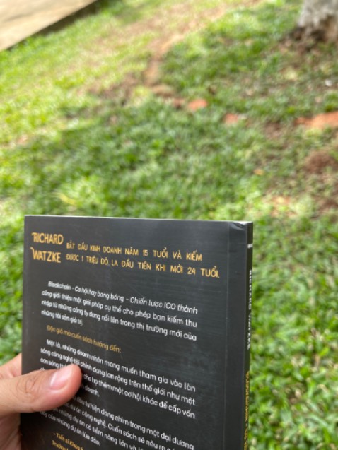 Giá bìa khác với gí niêm yết. sách bị hư tí ở gáy