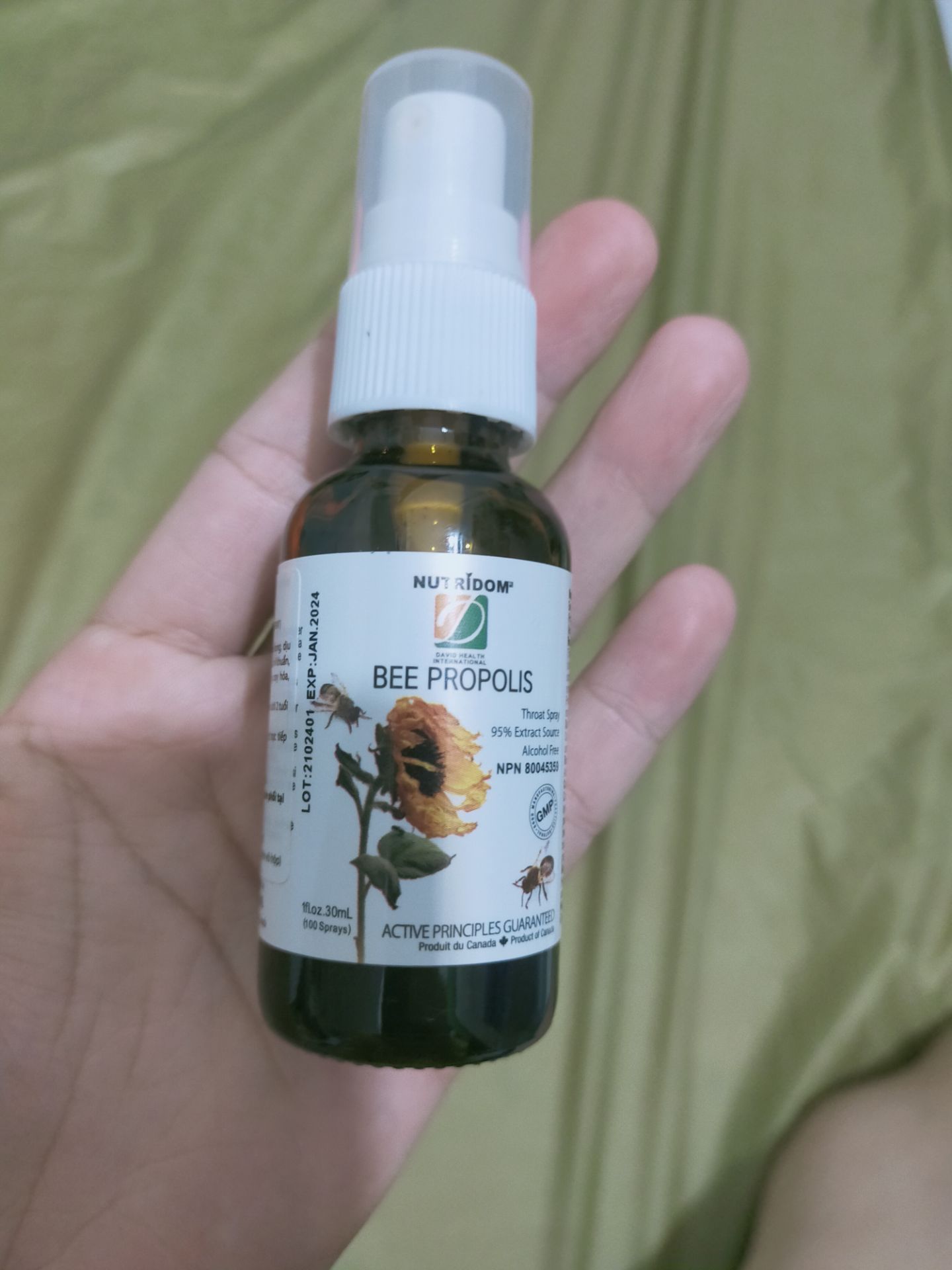 mình mới mua về thử nên chưa biết hiệu quả không nhưng mà chai này đắng quá. nó cứ xịt vào lưỡi chớ không xuống cổ họng.mà nó đắng quá vợ chồng mình ói quá chừng.mình cố gắng xịt vào cổ họng nhưng không được. ngồi xịt k được. nằm cũng không.  không biết nếu mình nhỏ vào muỗng uống thì có hiệu quả không nữa.