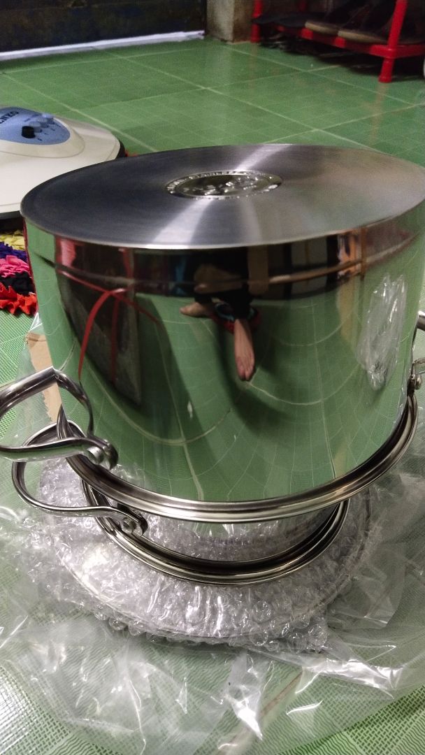 Bộ nồi đẹp, chắc chắn, gồm 5 nồi đầy đủ nắp kiếng. Đóng gói rất tốt. Tuy nhiên shipper giao hàng lúc mình bận k cho hẹn giao lại còn bắt mình phải đi lấy, Tiki xem lại đơn vị giao hàng này ạ. Cảm ơn