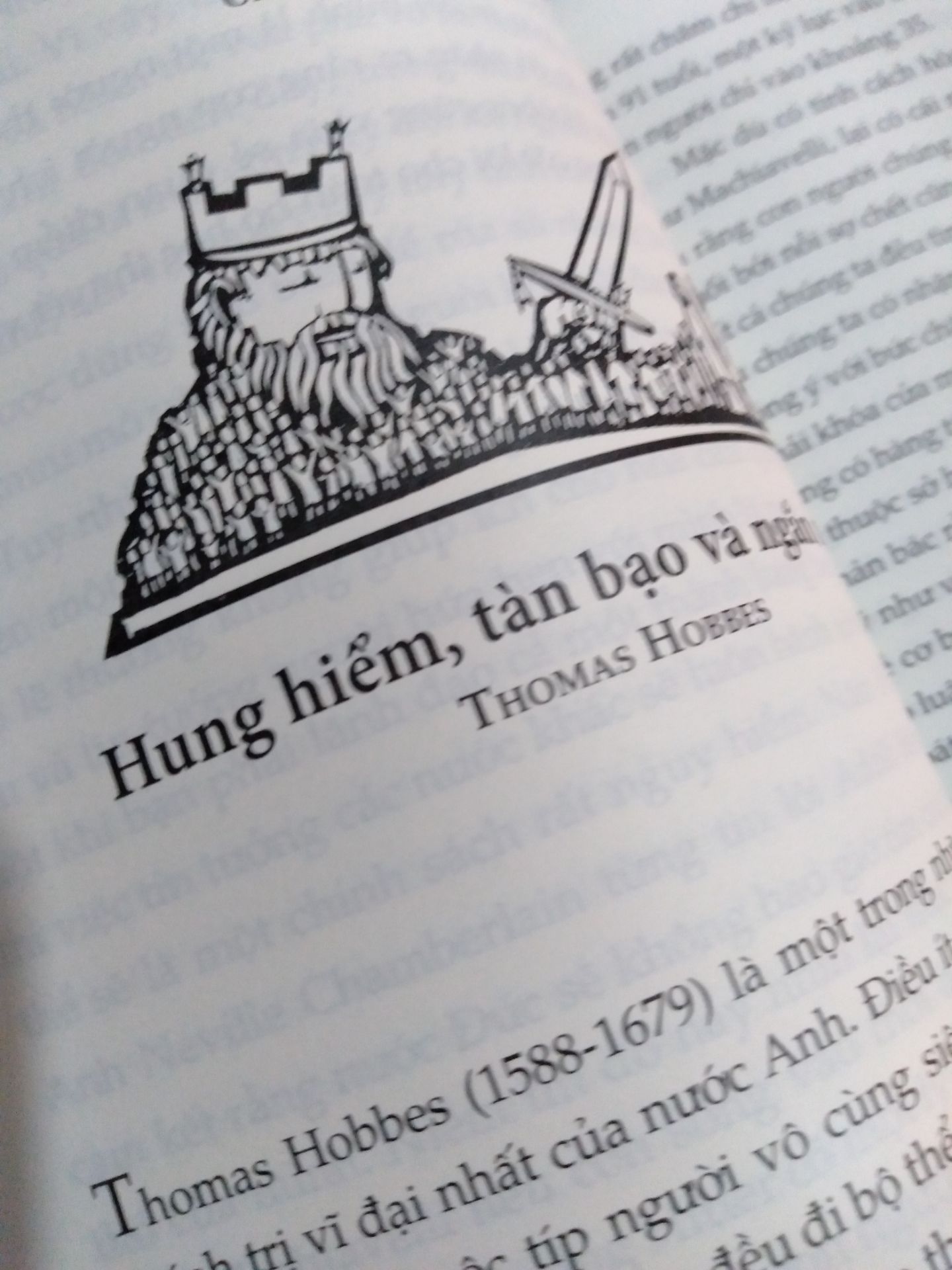 Về hình thức: Sách đẹp, mới, sạch sẽ, chữ in rõ nét, dễ nhìn. Hình minh họa đẹp mắt, sinh động, đáng yêu, phản ánh được nội dung từng chương. Giá phải chăng, khi mình mua giảm 35%, còn khoảng 95K.
Về nội dung: Sách gồm 40 chương, mỗi chương trình bày khái lược những nét chính yếu trong tư tưởng của 1 hoặc một vài triết gia nổi tiếng. Thứ tự xuất hiện của các triết gia theo trình tự thời gian. Nội dung cơ bản, dễ hiểu, ngắn gọn, phù hợp với người mới bắt đầu tìm hiểu về triết học hoặc độc giả tầm trung đã học mà đang cần tổng hợp lại kiến thức. Bản dịch tốt, trơn tru, mượt mà, sử dụng chính xác thuật ngữ chuyên ngành, và có các chú thích hữu ích.
Cảm ơn tác giả, dịch giả, BBT và NXB!
Mình mua sách vào dịp Tết nên giao hàng nhanh, đặt hôm trước, trưa hôm sau nhận luôn. Về hình thức: Sách đẹp, mới, sạch sẽ, chữ in rõ nét, dễ nhìn. Hình minh họa đẹp mắt, sinh động, đáng yêu, phản ánh được nội dung từng chương. Giá phải chăng, khi mình mua giảm 35%, còn khoảng 95K.
Về nội dung: Sách gồm 40 chương, mỗi chương trình bày khái lược những nét chính yếu trong tư tưởng của 1 hoặc một vài triết gia nổi tiếng. Thứ tự xuất hiện của các triết gia theo trình tự thời gian. Nội dung cơ bản, dễ hiểu, ngắn gọn, phù hợp với người mới bắt đầu tìm hiểu về triết học hoặc độc giả tầm trung đã học mà đang cần tổng hợp lại kiến thức. Bản dịch tốt, trơn tru, mượt mà, sử dụng chính xác thuật ngữ chuyên ngành, và có các chú thích hữu ích.
Cảm ơn tác giả, dịch giả, BBT và NXB!
Mình mua sách vào dịp Tết nên giao hàng nhanh, đặt hôm trước, trưa hôm sau nhận luôn.