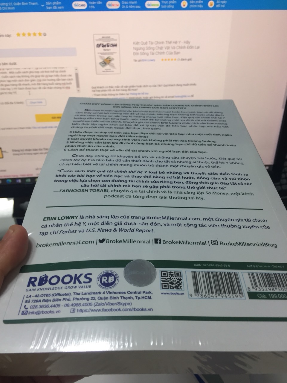 Năm nay tôi 30 xuân xanh rồi, và là người thuộc Thế Hệ Y , và tôi đã tìm thấy được 1 cuốn sách gối đầu phù hợp với mình.  Một cuốn sách phù hợp với thời thế tài chính phức tạp của thế giới hiện nay . Cuốn sách này không chỉ giúp tôi và bạn hiểu được các khái niệm tài chính và đầu tư phức tạp một cách đơn giản, mà còn hướng dẫn bạn cách đầu tư hiệu quả. Cám ơn Tiki đã giao hàng rất nhanh, mới đặt hàng buổi sáng mà buổi chiều cuốn sách này đã nằm trên tay :) !!!!! Sách được bọc rất cẩn thận chứng tỏ nhà bán rất nâng niu cuốn sách giá trị này !!!!