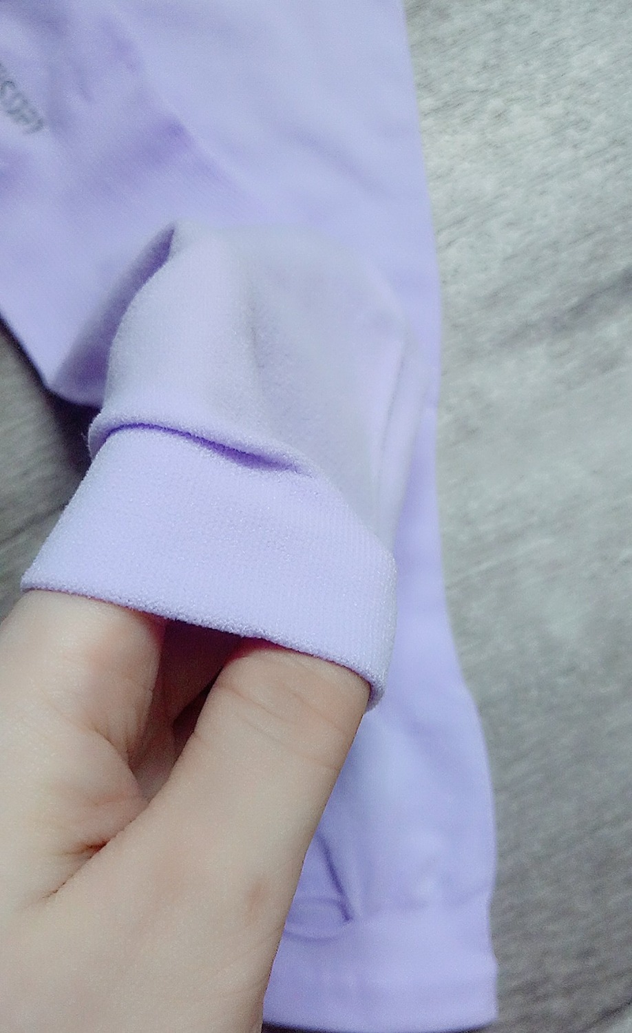 Tiki giao hàng siêu nhanh nhé, đóng gói siêu cẩn thận như trước giờ vẫn thế cảm ơn ship nhiều ah!
Màu tím siêu trend, đeo vào tay mát liền, chất mỏng nhưng đi nắng cũng không bị rát (có che ô), đại khái ok ah.