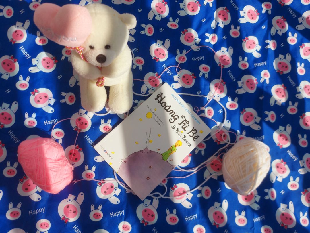 ~ Bên tiki giao hàng khá nhanh.
~ Còn về sách thì rất hay và dễ thương ><
--- review
"Hoàng tử bé" cuốn sách nghe tên tưởng chừng chỉ dành cho thiếu nhi nhưng không hiểu sao khi tôi đọc lại cảm thấy nó sâu sắc, tuyệt vời đến thế. Với giọng văn trong sáng của mình, Antoine De Saint - Exupéry đã đưa người đọc vào thế giới của Hoàng tử bé.

Tôi thực sự đã quên khoảng thời gian mình khi còn nhỏ như thế nào. Cũng chẳng nhớ rằng mình có như Hoàng tử bé trong chuyện kia tò mò về thế giới bên ngoài ra sao hay luôn hỏi những câu hỏi mình chưa biết câu trả lời. Nhưng tôi lại có cảm giác rằng mình đã thực sự đi vào những cuộc trò chuyện ngây ngô của em với những người khác để cố gắng nhớ lại khoảng thời gian mình đã lãng quên.

Qua chuyến phiêu lưu của mình, em đã gặp được những người lớn kỳ lạ như ông vua, gã khoác lác, bợm nhậu, nhà doanh nghiệp, người thắp đèn và cả nhà địa lý. Hơn hết, em học được tình yêu thương đối với bông hồng cũng như hiểu thêm về vạn vật sự sống.

Có lẽ trong "Hoàng tử bé" khúc đoạn cao trào nhất là đoạn em nói chuyện với con cáo và đó cũng là trọng tâm mà tác giả gửi gắm trong tác phẩm này. Bởi em đã học được một điều tuyệt nhất: người ta chỉ nhìn thấy thật rõ ràng bằng trái tim. Cái cốt yếu thì con mắt không nhìn thấy.