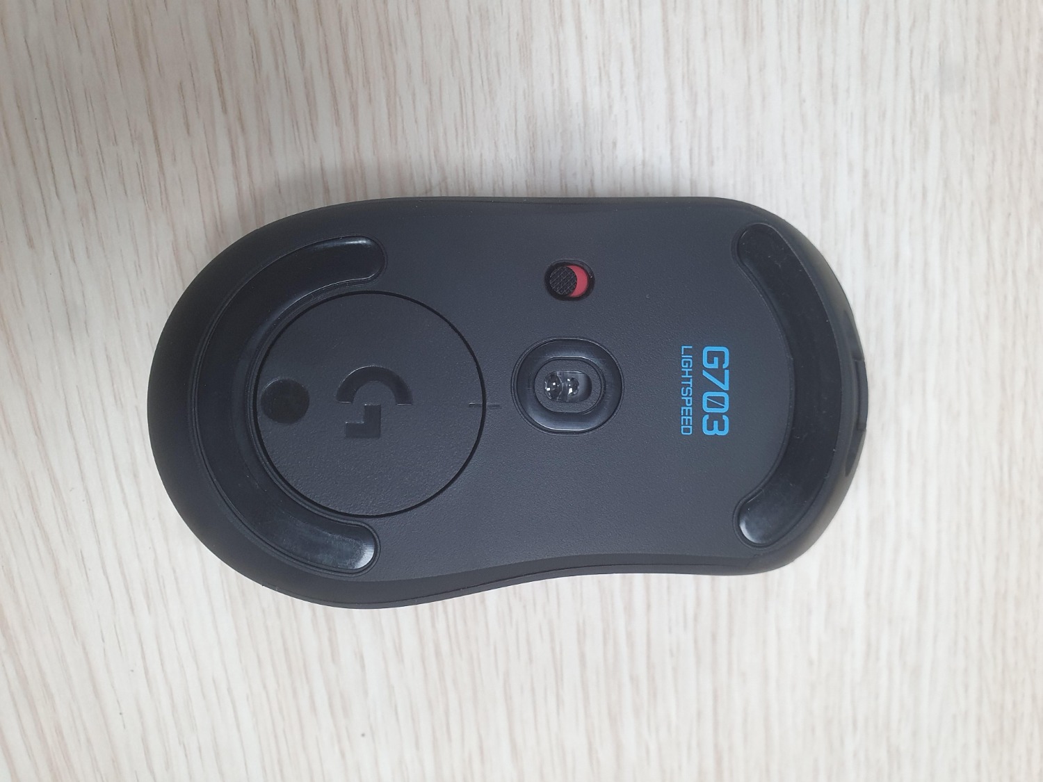 Sau khi anh mở hộp ra thì nhận thấy sản phẩm hình như đã bị sử dụng rồi, cục tạ nhỏ trong con chuột khá cũ, tra số serial number trên thân chuột và trên hộp sản phẩm thì thấy khác nhau, không thấy bất cứ thông tin bảo hành gì trên sản phẩm cũng như trên hộp, không tem. Sau khi anh mở hộp ra thì nhận thấy sản phẩm hình như đã bị sử dụng rồi, cục tạ nhỏ trong con chuột khá cũ, tra số serial number trên thân chuột và trên hộp sản phẩm thì thấy khác nhau, không thấy bất cứ thông tin bảo hành gì trên sản phẩm cũng như trên hộp, không tem.