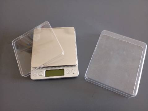 Cân đẹp, có hộp nắp bảo vệ, chống bụi và chắc sẽ bền hơn. Cân chính xác