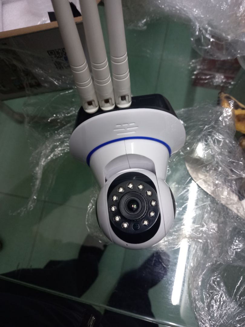 sản phẩm được tiki đổi lần 2, nhưng lag sản phẩm cũ, sản phẩm không có nguồn gốc không thương hiệu, phần dây cắm nguồn và anten quá sát nhau, khi cắm điện camera tự động quay ngược ra sau đứng yên soi vào 3 râu, quay ra lại quay vào, kết nối không kết nối được, đã nhấn thử nút reset thì có đến 3 chỗ reset nhưng chỉ có 1 cái ở trên đầu, reset rồi vẫn không kết nối được. đề nghị tiki thu hồi sản phẩm hoàn tiền hoặc cho mình mua của hàng chính hãng. hàng này là hàng nhái vớ vẩn, tiki bán hàng vớ vẩn.