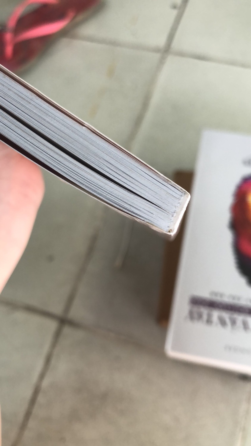 trước đây  mình cũng hay mua sách online trên Tiki vì tính tiện lợi, nhưng tình trạng sách khi nhận được có một số lỗi như giấy bị ố vàng, gáy sách bị dập, bìa bị dơ/ trầy..  nên lâu rồi mình không mua nữa. 
trong giai đoạn dịch bệnh như hiện nay mình mới sử dụng lại dịch vu của tiki, nhưng tình trạng trên vẫn không thay đổi. Tiki nên xem lại khâu đóng gói sách trước khi giao hàng để tránh sách bị cấn, dập gáy sách...vì khi khách hàng đặt sách ngoài nhu cầu để đọc thì còn để tặng nên việc nhận được sách với tình trạng như đề cập ở trên thì không thể tặng được, nhất là những cuốn có bìa cứng, in hình nổi như cuốn này. Kéo theo mất thời gian đổi trả cho cả khách hàng & tiki.