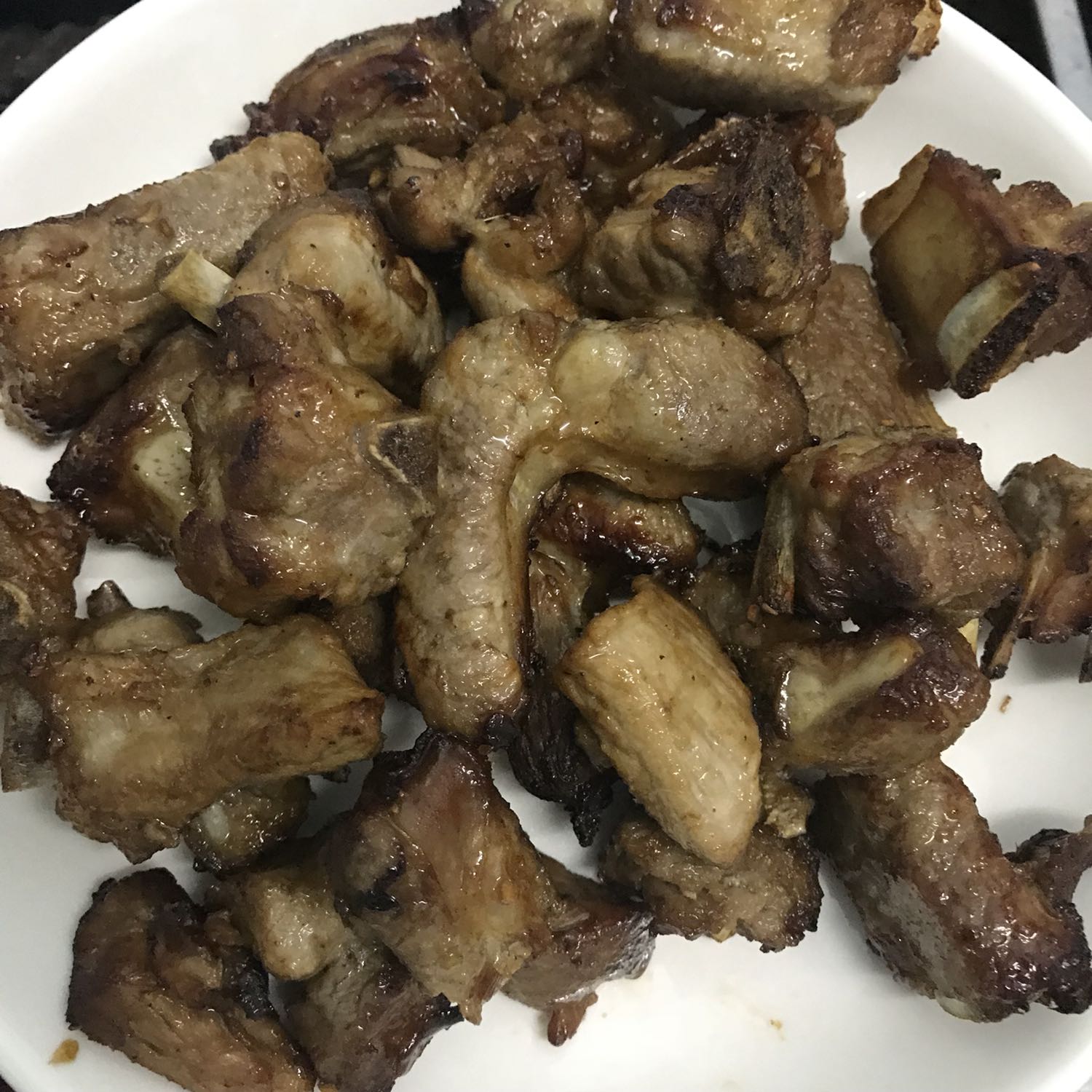 Mình xài nồi thấy khá tốt, ko có mùi nhựa. Nồi mới trước khi xài mình vệ sinh bằng cách lau bằng nước chanh rồi rau khô lại. Nồi bên trong có lớp chống dính hơi bị nổ hạt như hình, nếu xài lâu sẽ bị tróc ra. Nướng thịt và khoai tây, chiên chả giò ổn. Chiên cá thì phải phết 1 lớp dầu ăn và khứa nhẹ vài đường trên da thì cá mới dòn. Nói chung là khá hài lòng với sp này. Nồi hơi to, nấu êm.