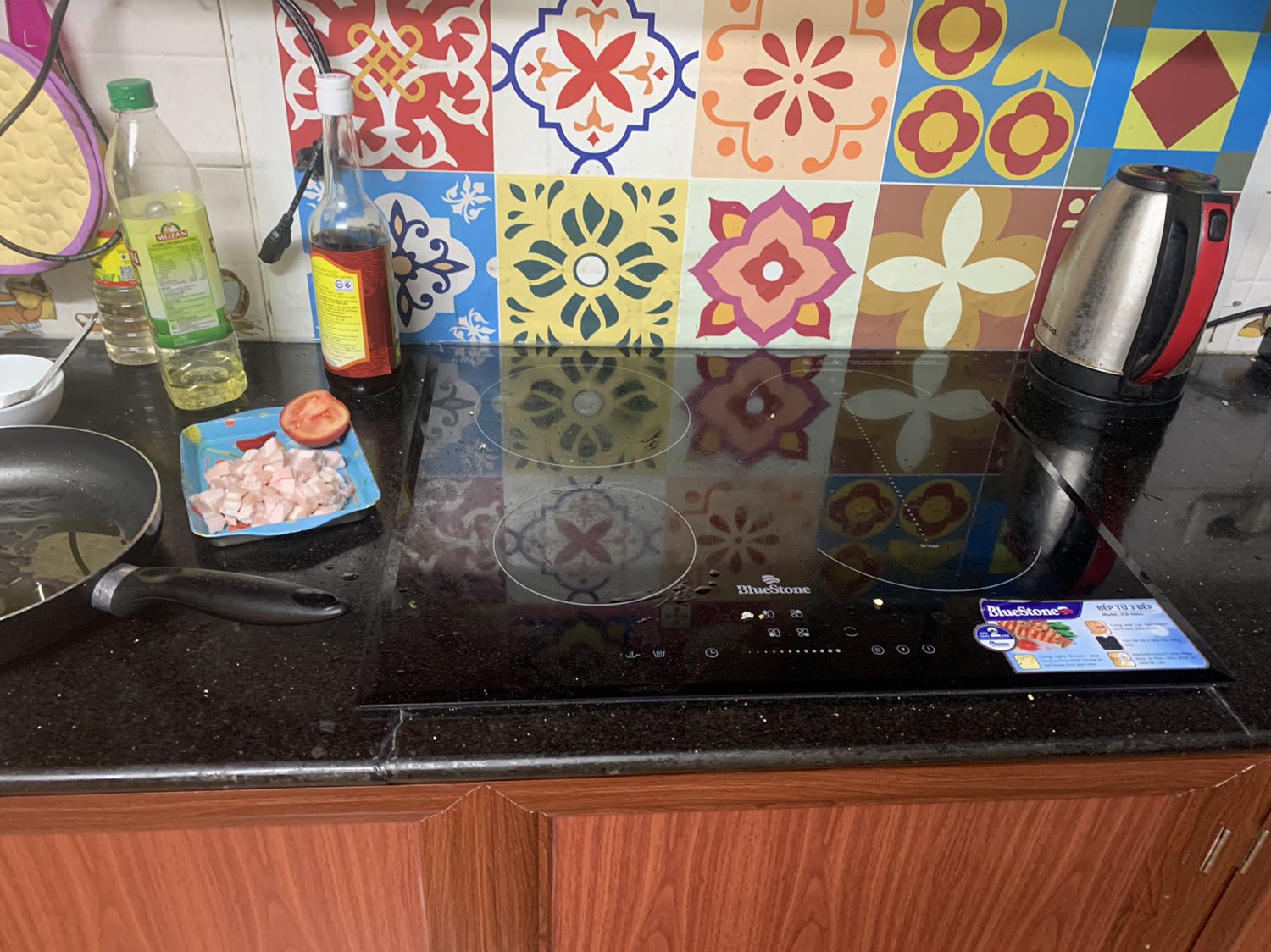 Tôi mua bếp từ ngày 10/9. Bắt đầu sử dụng từ ngày 22/9. Đến hôm qua 31/10 đang nấu ăn thì thấy có mùi khét cháy, sợ quá tắt bếp luôn. Gọi lên tổng đài tiki báo bảo hành nhờ qua xem lại nhưng sau 1 ngày chưa thấy bạn nhân viên kỹ thuật nào qua xem đánh giá cho mình.