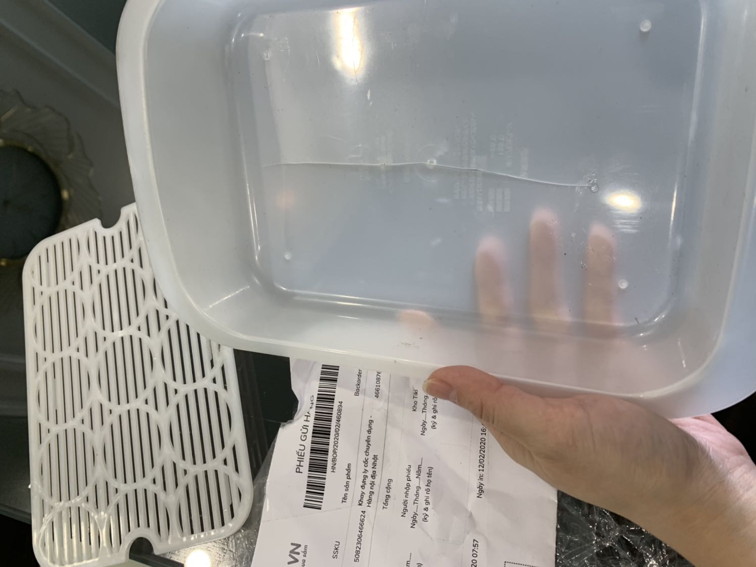 Hàng vỡ mà lại giao cho khách. Đề nghị đổi cho mình khay đựng mới và lành lặn.