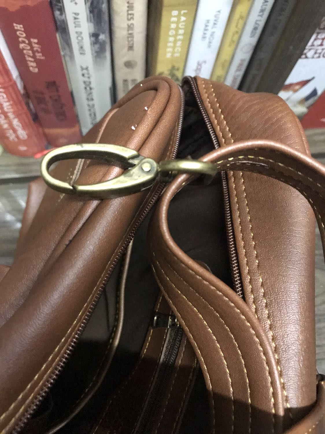 Hàng nhận được rất đẹp, chất lượng ok lắm nhé, da xịn, đường may chắc chắn, chất liệu tốt, màu tươi sáng mình rất thích. 
Mua đúng dịp sale lại có mã giảm giá và Tiki xu nên mua giá 150k rất rất hài lòng!