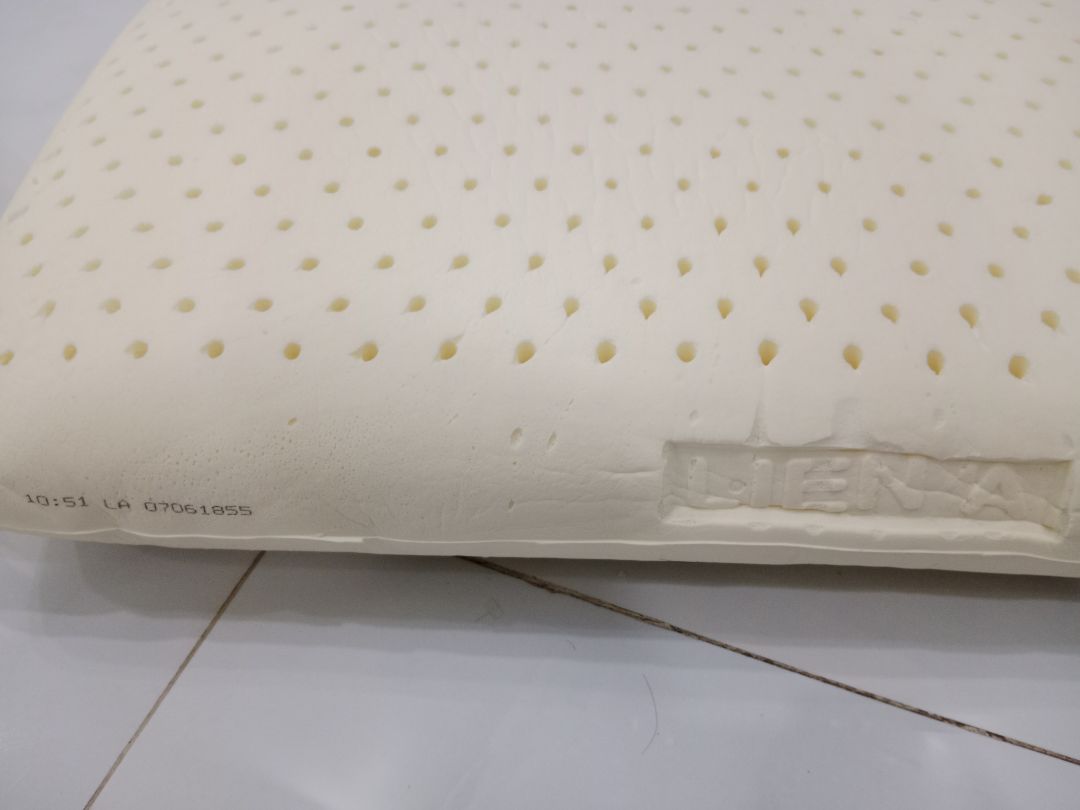 Tôi đề nghị Tiki kiểm tra lại nguồn gốc hàng tại nhà cũng cấp này, có phải là hàng chính hãng không, cụ thể là gối cao su Liên Á. Tôi thấy sản phẩm shop bán có sự khác biệt rõ rệt với sản phẩm mua tại showroom Liên Á (gối mua tại showroom có màu trắng hơn, chất dai hơn và lỗ thưa hơn).