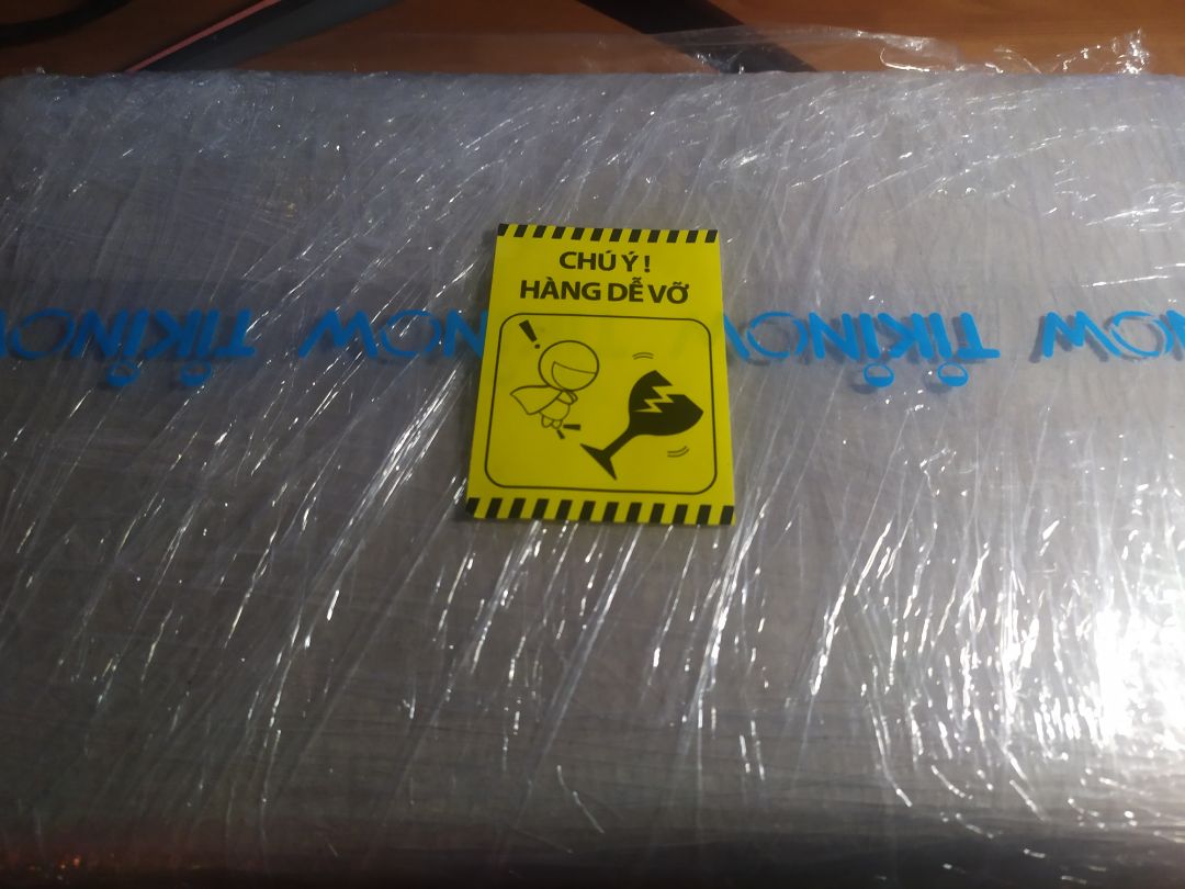 hi có hàng lâu rồi giờ mình mới review 
đầu tiên là mình cực kì hài lòng về dịch vụ của tiki lẫn cả htkh và đóng gói sản phẩm. Chuyện là đơn mình quá ngày hẹn giao tận mấy ngày nên mình đã *** tiki, và ngay hôm sau mình nhận được hàng dù hôm đấy là chủ nhật (mình không có tikinow). Và như các bạn thấy bao hàng của tiki rất chắc, tận 5-6 lớp nilông quanh hộp và còn có tem dễ vỡ nữa chứ. Nên mình luôn mua hàng ở tiki ở những điểm này
Thứ 2 là về sản phẩm
Sản phẩm của xp-pen thì chất lượng không bàn rồi, cả hộp sản phẩm nhìn rất thẩm mỹ và những phụ kiện kèm theo cũng được xp chu đáo tặng. Về trải nghiệm sản phẩm, bảng vẽ này có kích thước 6x10 inch như mô tả nên diện tích chiếm của nó cũng khá lớn nhưng không gian để đặt bút vào vẽ thì đương nhiên là thoải mái; mặt bảng khi đặt bút vào đi rất êm và có cảm giác như vẽ trên giấy trơn vậy, nhưng do mình sợ mặt bảng bị trầy xước nên dán tấm bảo vệ được tặng kèm (chu đáo ghê^^) nhưng cảm giác vẽ thì không được tốt so với ban đầu vì do chất liệu của tấm bảo vệ khác với mặt bảng rồi :D; cuối cùng là trải nghiệm của bản thân thì thọat đầu mình mới chuyển từ địên thọai sang máy tính để vẽ digi với bảng vẽ này nên cảm giác khá lạ và khó để vẽ 1 câch trơn tru được nhưng vấn đề này được giải quyết sau 1 tuần (tùy người). Nói chung là đây là sản phẩm rất đáng mua và dịch vụ của tiki sẽ không làm bạn thất vọng đâu!