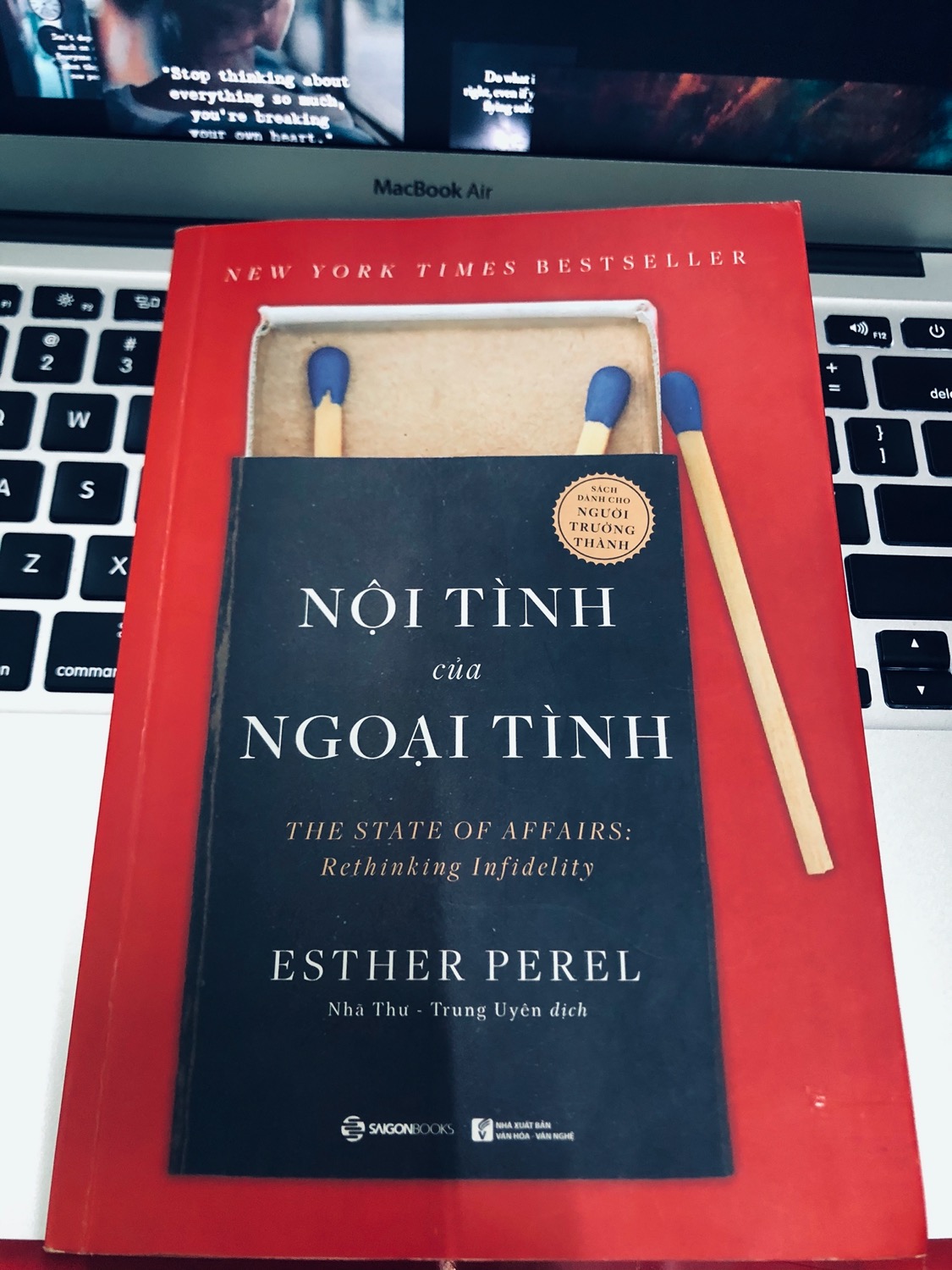 -	Sách đẹp, trình bày dễ đọc. Lời văn hay, tuy nhiên hơi khó đọc và phải suy nghĩ nhiều để hiểu vấn đề. Khó có thể đọc liền trong một khoản thời gian dài vì sẽ có cảm giác ngộp.
-	Nội dung sách phân tích về các suy nghĩ, phản ứng và hành động của người trong cuộc trong vấn đề ngoại tình, phần lớn là nói về người phản bội và người bị phản bội. Quan điểm về ngoại tình trong từng thời kỳ phát triển của xã hội và các nhu cầu sinh lý của nam và nữ.
-	Tác giả tư vấn cho nhiều người từ các nền văn hoá khác nhau nên nội dung sách đề cập đến các quan điểm về tình cảm, tình dục khác quan điểm của người Việt nên có nhiều ngỡ ngàng, nhưng đồng thời cũng giúp ta có thể hiểu thêm về xã hội phương Tây.
-	Các dẫn chứng về các tình huống ngoại tình đa đạng từ các nền văn hoá và các khoảng thời gian khác nhau.