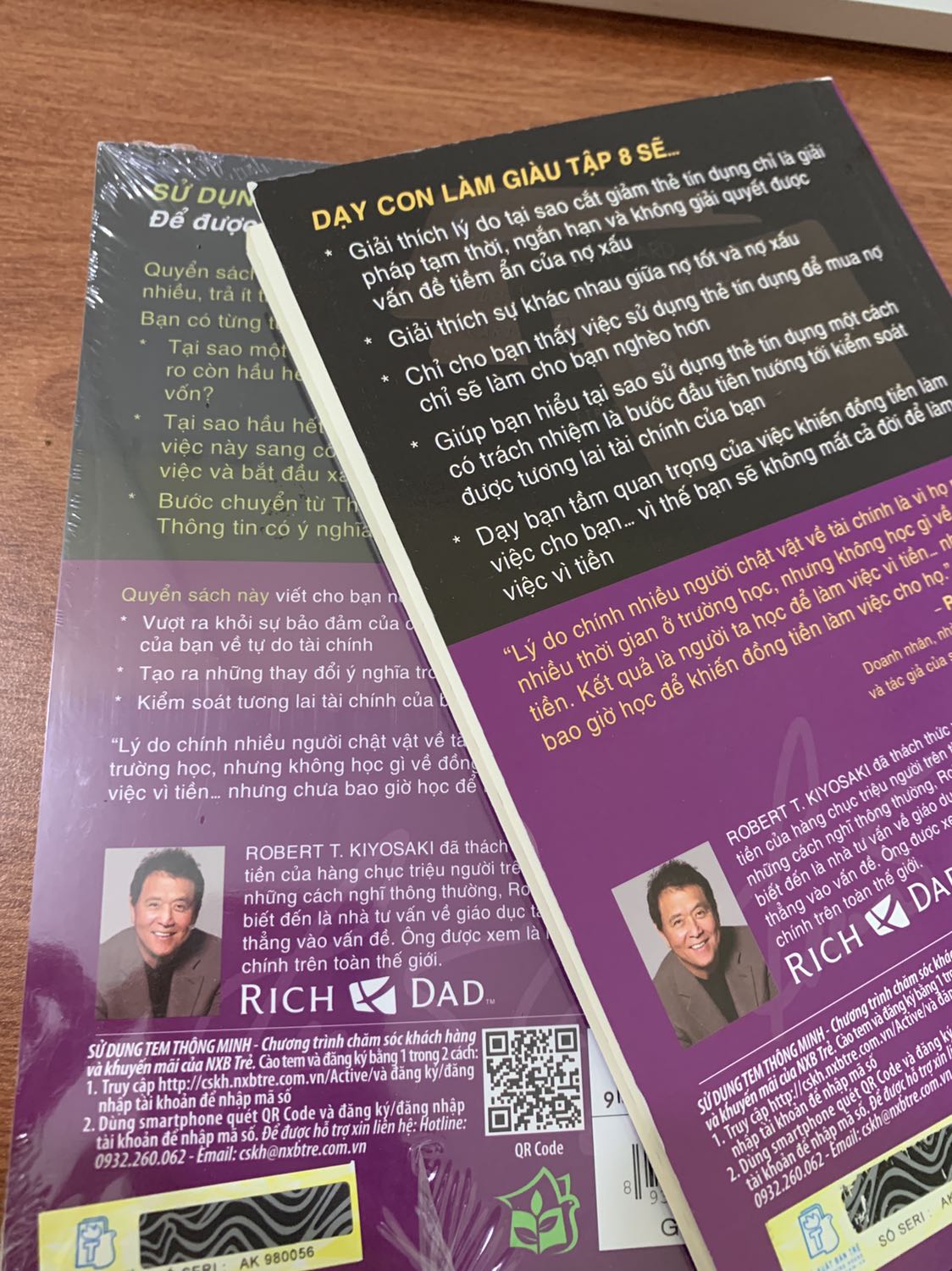 Khi mình nghĩ tiki đăng là 02/2020 nhưng lại là quý 4 của 2019. 1 cuốn thì có bọc còn 1 cuốn thì ko, khá là bực mình khi mua lần này giống như kiểu treo đầu dê bán thịt *** vậy đó. Cuốn ko bọc nhìn như second hand bìa bị trầy hết trơn