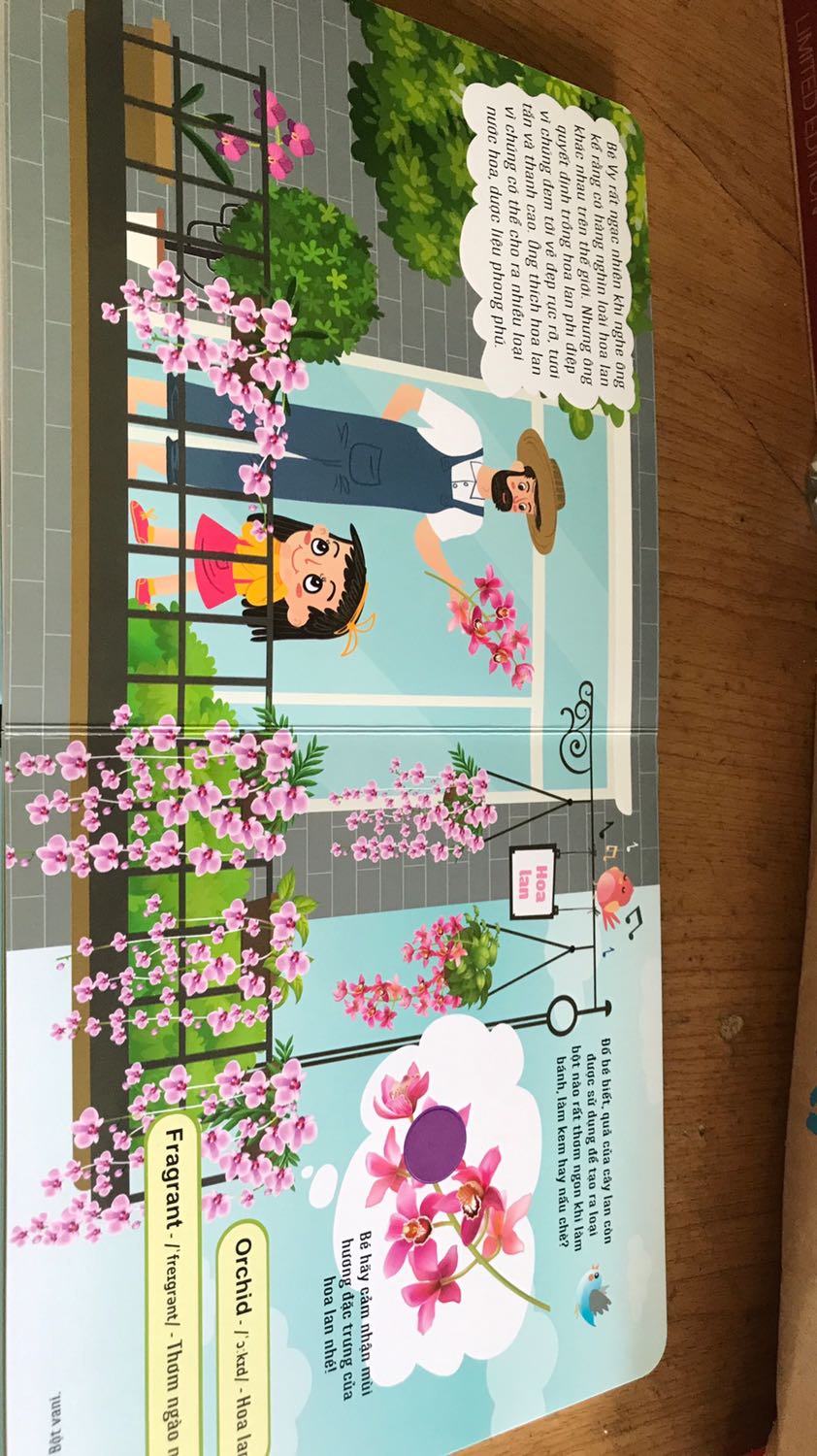 Sách rất cứng cáp, màu sắc đẹp và có nhiều mùi thơm, bé rất thích ngửi. Tuy nhiên số trang sách khá ít và nội dung trong từng bức tranh khá hạn hẹp nên ko khai thác được nhiều khía cạnh khi cho trẻ đọc