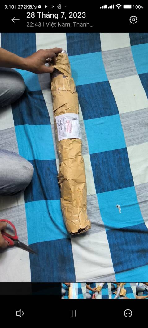 Bốn Thanh nẹp mà hai màu . Nhà bán cẩu thả . Đóng hàng sơ sài bị cong vênh . nói tóm lại ai chưa mua thì đừng nên mua.