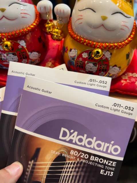 Daddario EJ13 bộ dây guitar acoustic quốc dân 👍.
Độ bền, độ gỉ thì tuỳ thuộc vào thời gian và cách sử dụng nữa.
Shop bán hàng chính hãng, tư vấn nhiệt tình, có hướng dẫn check chính hãng trên web hãng.
Đóng gói cẩn thận.
Tiki giao hàng nhanh, cẩn thận.
Mình rất hài lòng 👍.