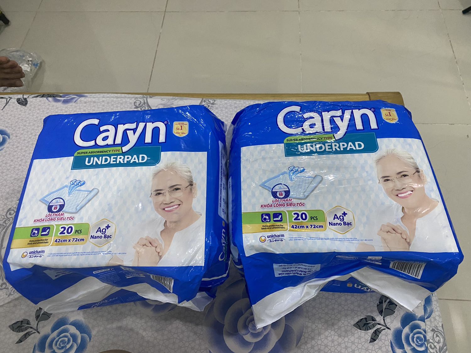 Shop gói hàng chỉ bọc miếng màng mỏng bên ngoài, mở ra kiểm tra thì sản phẩm bên trong ko bị rách nhưng như vậy cũng ko cẩn thận lắm, mong shop cân nhắc lại. Mình canh sale mua đc giá tốt cho 02 gói 20 miếng, hi vọng chất lượng ổn. Giao hàng hơi lâu nhưng thông cảm vì mùa dịch căng thẳng.