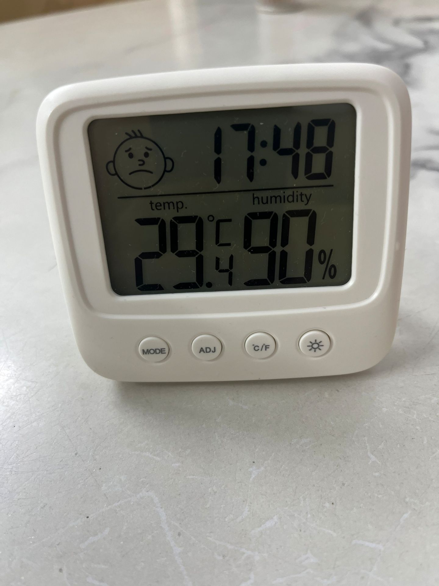 nhận sản phẩm rất vui, dùng rất ưng. nhưng sài gòn mấy này mưa gió nên máy cứ làm mặt buồn mãi thôi. nên mua máy này để biết nhiệt độ và độ ẩm trong phòng vào cái mùa mưa này nhé mọi người. cho shop 5 sao về sản phẩm và dịch vụ.