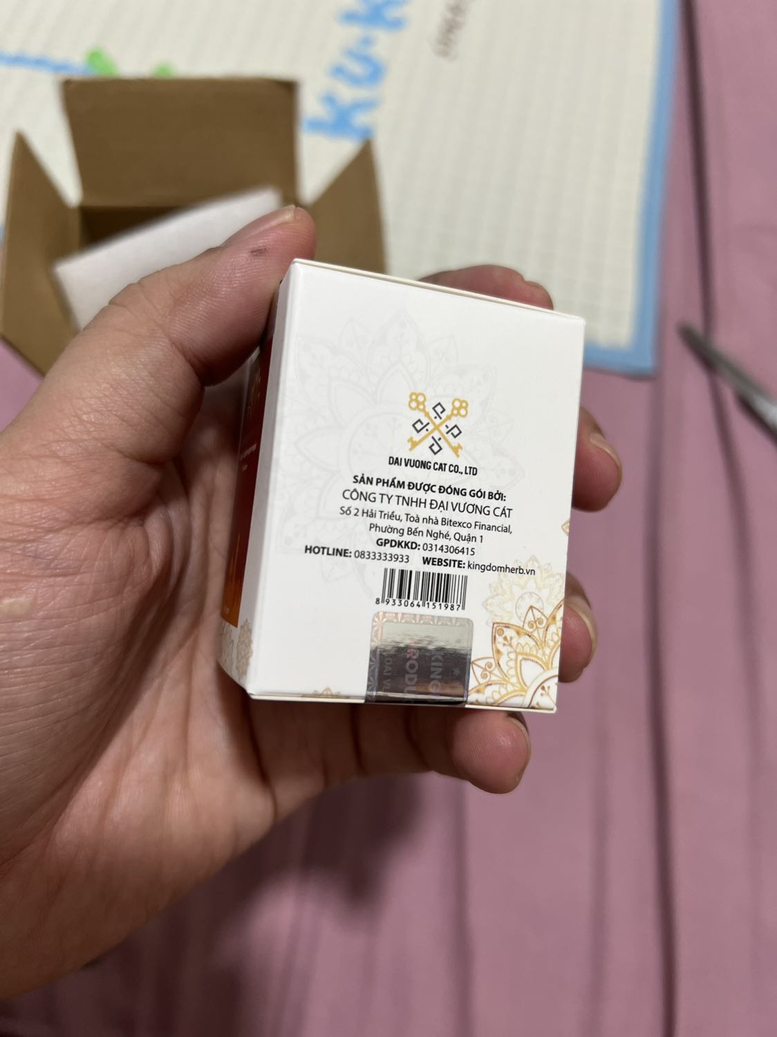 Giao hàng nhanh. Kèm đủ đúng quà tặng. Có thông tin rõ ràng. Nhưng dùng mới biết đc chất lượng. Giá thì đắt hơn thị trường nhưng mo hộp có mùi thơm. Ngâm nước có màu vàng. Nhưng lúc đầu hok đều, mà lắng xuống đáy chai phần trên nuoc trong. Nhụy tương đối hok bị nát lắm, nhưng hok to.