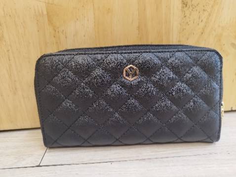 Ví đẹp lắm ,chất da mềm cầm rất vừa tay ,nhiều ngăn rất tiện  ..... Thank shop