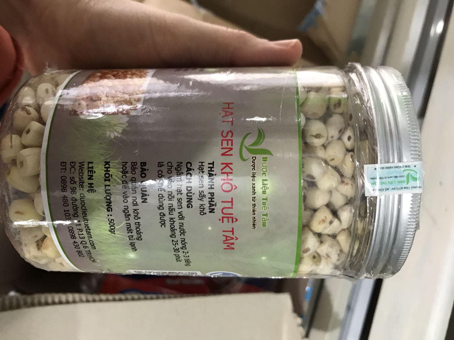 Hạt sen tuy hơi nhỏ nhưng đều hạt. Có điều còn nguyên tâm sen nên nếu ai không muốn ăn đắng thì nên lưu ý nhé. Mình ăn thì sẽ bổ sung đánh giá.