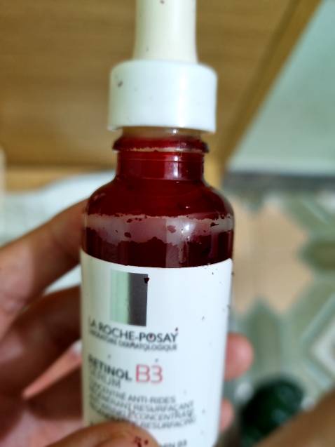 Sản phẩm sản xuất lâu rồi, trông sản phẩm rất cũ, có hạn sử dụng ngắn quá (04/2024). Dùng môt thời gian không thấy có hiệu quả gì nhiều. Một sản phẩm với giá thành không hề rẻ vậy mà vỏ sản phẩm tróc vảy, dùng móng tay cào nhẹ thì tróc hết lớp vỏ nâu ra (ảnh) nên chả dám dùng lên mặt nữa, trông giống như hàng giả. Nói chung cảm thấy lãng phí tiền và hụt hẫng, bỏ tiền ra nhưng gần như chả thu lại được gì. Cũng mua hàng Tiki nhiều rồi, mình hầu như chưa đánh giá 1 sao bao giờ, cũng rất cố gắng hoan hỉ nhưng trải nghiệm mua hàng lần này thật sự là rất tệ với mình. Mấy tháng rồi hôm nay vào lại Tiki mới nhớ ra nên lục lại ảnh viết đánh giá. Mất sự tin tưởng vào shop và vào Tiki từ đây.