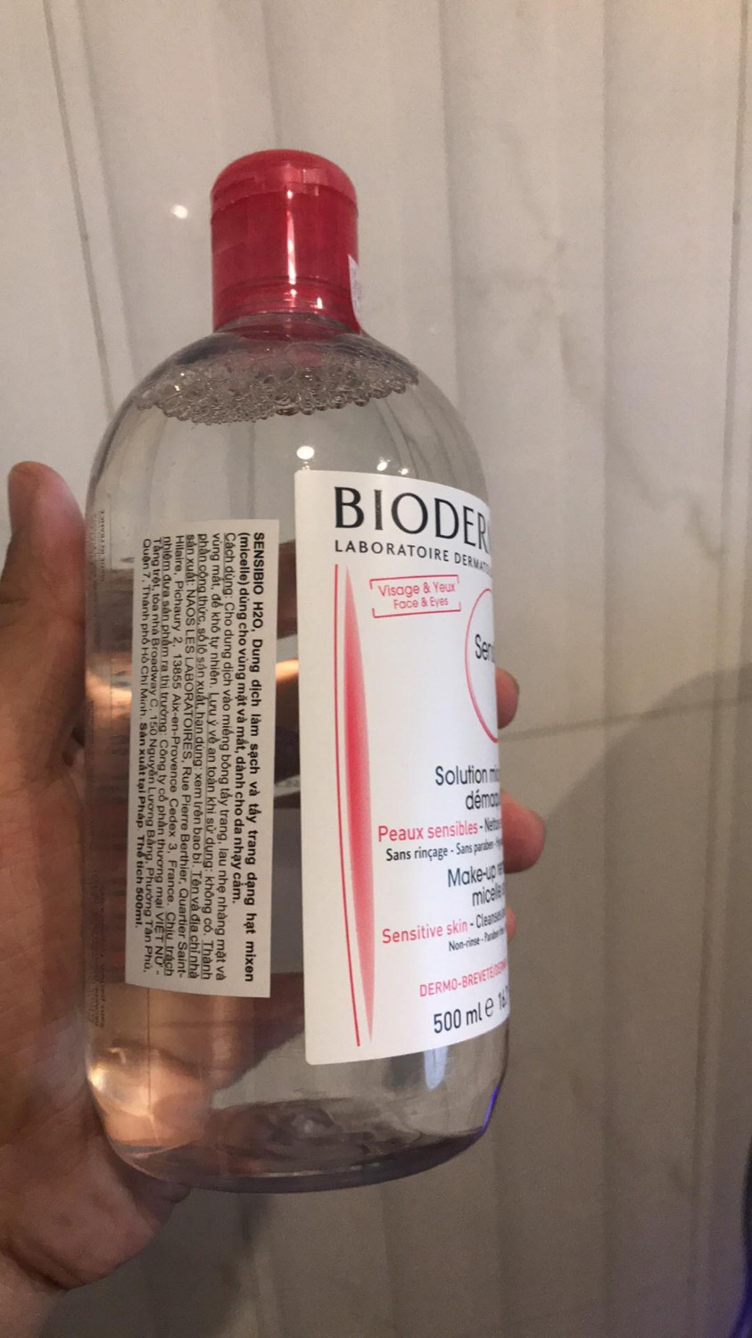 Đánh giá về tẩy trang Bioderma hồng này chỉ có 1 từ thôi là : Quá tuyệt vời, mới nặn mụn xong mà dùng vẫn không kích ứng gì cả. Đúng là tẩy trang quốc dân mà
Nhận xét khi mua hàng trên Tiki : giao khá nhanh, hàng chuẩn auth. Lúc đó mua giá 434.000 đ của nhà cung cấp Từ Hảo Pharma. Chai nguyên vẹn, không rò rỉ, date xa. Nói chung hài lòng về sản phẩm và trải nghiệm trên Tiki
Mình cũng có dùng song song với tẩy trang Bioderma xanh lá. Thường cách dùng của mình như sau :
Khi mới nặn mụn hoặc vừa bị kích ứng mình sẽ dùng màu hồng 
Còn bình thường do da mình thuộc loại da dầu nhiều nên dùng màu xanh lá là chủ đạo
Màu hồng này dùng được cho cả mắt và môi các bạn nhé