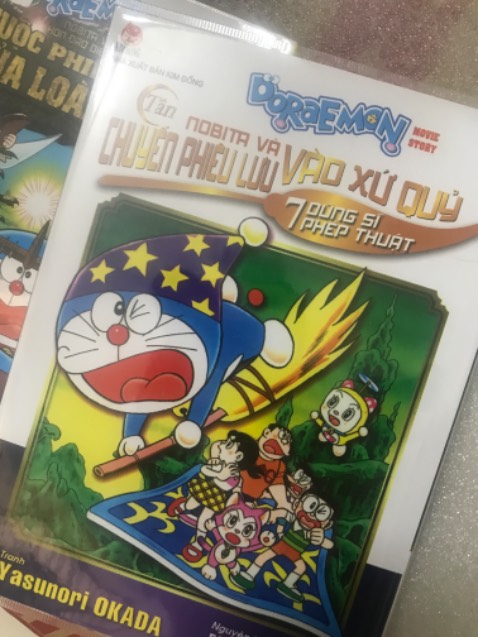 Ship siêu nhanh, truyện bọc đẹp, mua truyện Kim Đồng trên Tiki dịp hội sách này được tăng kèm postcard limited của SpyxFamily, vui ghê luôn