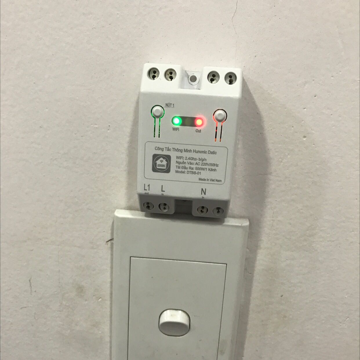 Giá 99k thêm 21k ship
dùng cũng ok
Khi cài đặt thì hơi phiền 1 tí
Sau khi hệ thống nhận diện, tới phần cấu hình công tắc, nó quay vòng vòng ko vô , hơn 30 phút. Thế là mình phải tắt cục phát wifi đi, sau đó mở lại, lặp lại các bước cài đặt cho công tắc thì lúc này nó mới ok. 
Tạm thời dùng ổn, còn độ bền thì đợi thêm...