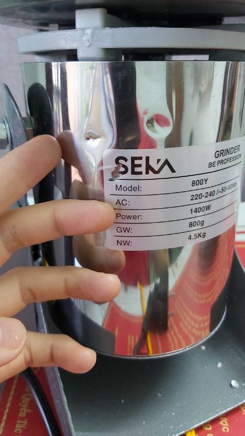 Máy về đến nơi mở ra thì bị móp mấy chỗ, tem bị xước, Hộp thì không bị móp méo gì, nên là không phải do bên vận chuyển rồi. không biết có ảnh hưởng đến motor máy không nữa.