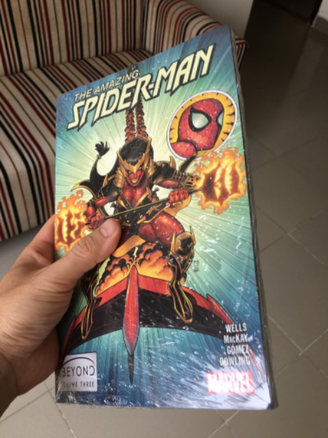 Hàng mới chưa bị bóc, không bị lỗi. Giấy in chắc chắn mà nhẹ. Vẽ, màu sắc và bố cục miễn chê. Câu chuyện có nhiều nhân vật anh hùng và phản diện biểu tượng cùng xuất hiện khá thú vị. Nội dung tổng thể ổn nếu người đọc không quá kỳ vọng một cái gì sâu sắc nhất là khi đây chỉ là một tập trong bộ dài của nó. Bực mỗi cái là Fahasa nhập tập 3 và 4 mà không nhập tập 1 và 2 của bộ Beyond này.