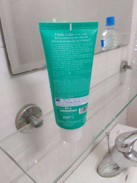 Sữa rửa mặt làm sạch sâu không hề gây kích ứng da khi rửa mặt xong cảm giác rất dễ chịu và thoải mái đúng là Tiki và Hadalabo chưa bao giờ làm tui thất vọng 😆 shop 5 ⭐ , anh shipper thân thiện 🥰 , chúc shop buôn bán đắt hàng