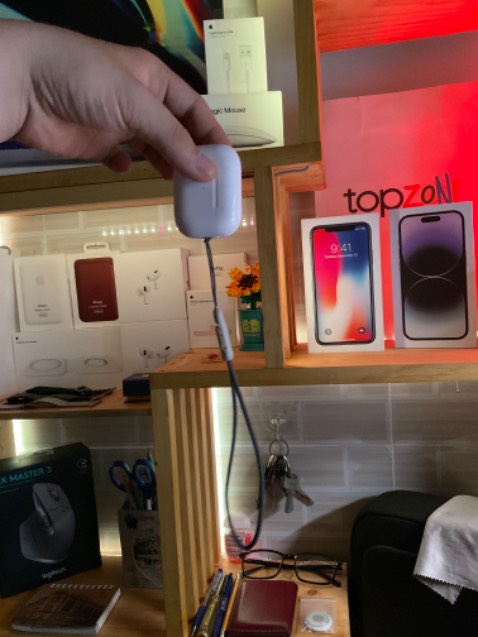 Dây nhìn khá giống thật nhưng giá có vẻ cao… dây cứng.. gắn vào tiện móc đâu móc.. mình hay móc vô balo…