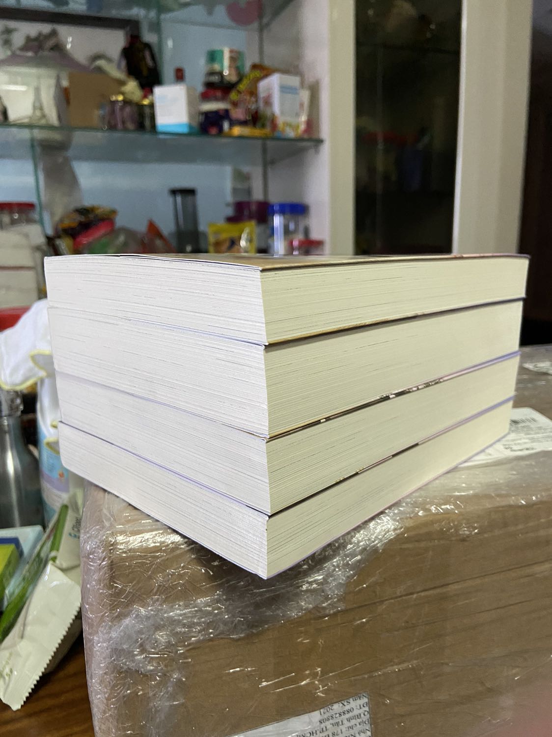 Nói chung là ổn nha mọi người. Cái móc khoá có làm cấn bookmark xíu nhưng ép plastic xong chắc cũng ổn